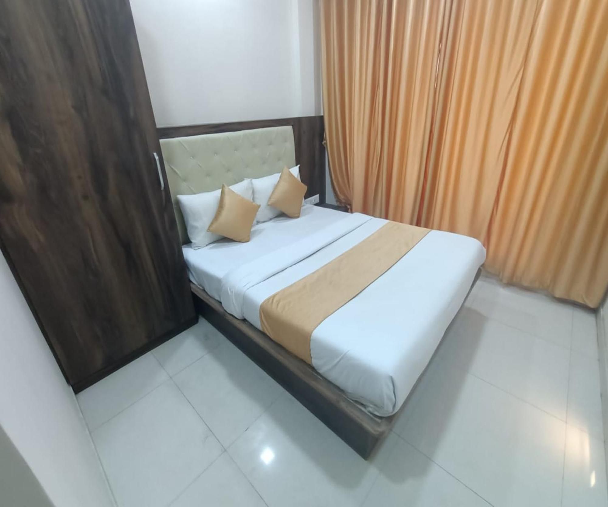 Hotel Om Sai نافي مومباي المظهر الخارجي الصورة