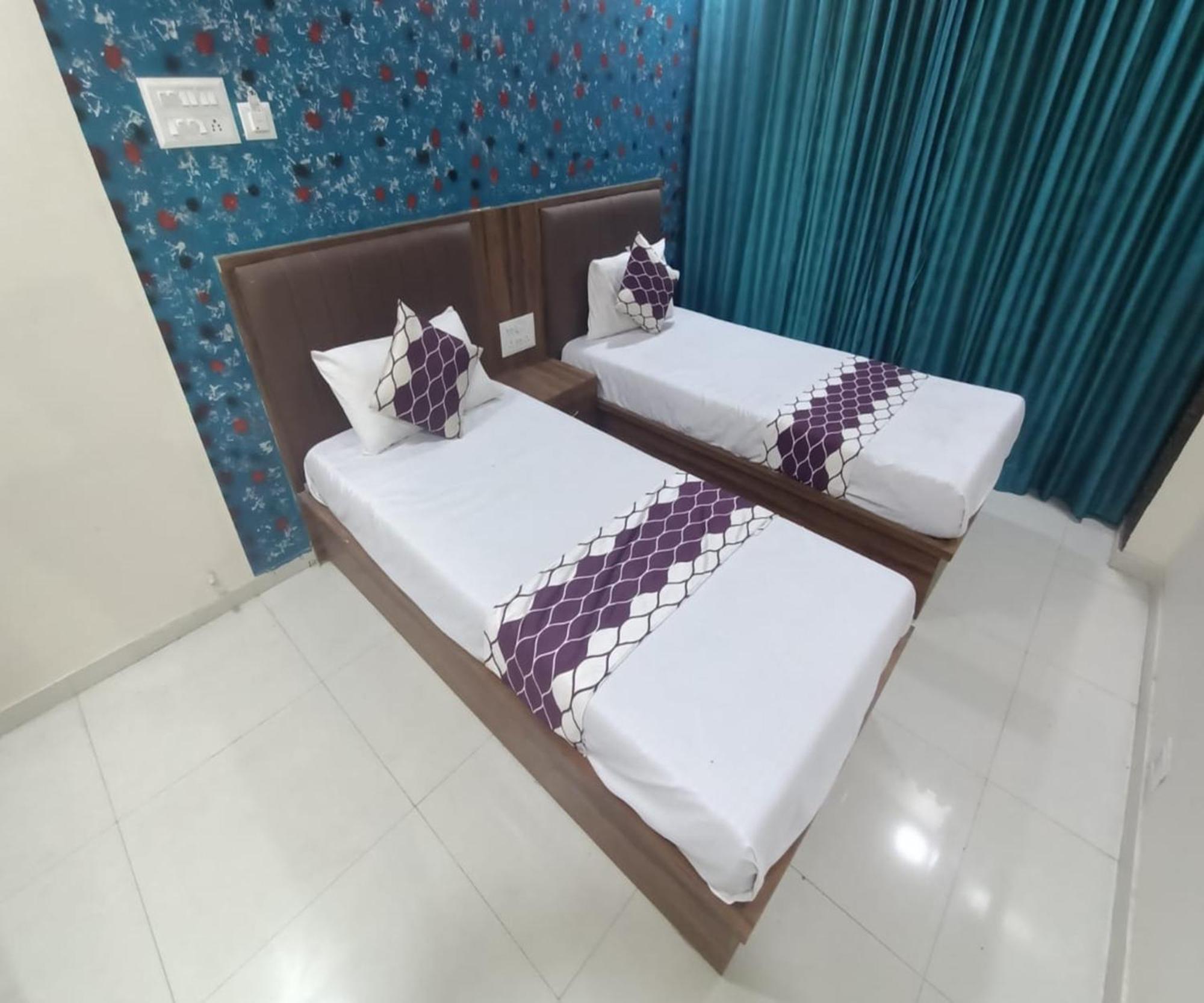 Hotel Om Sai نافي مومباي المظهر الخارجي الصورة