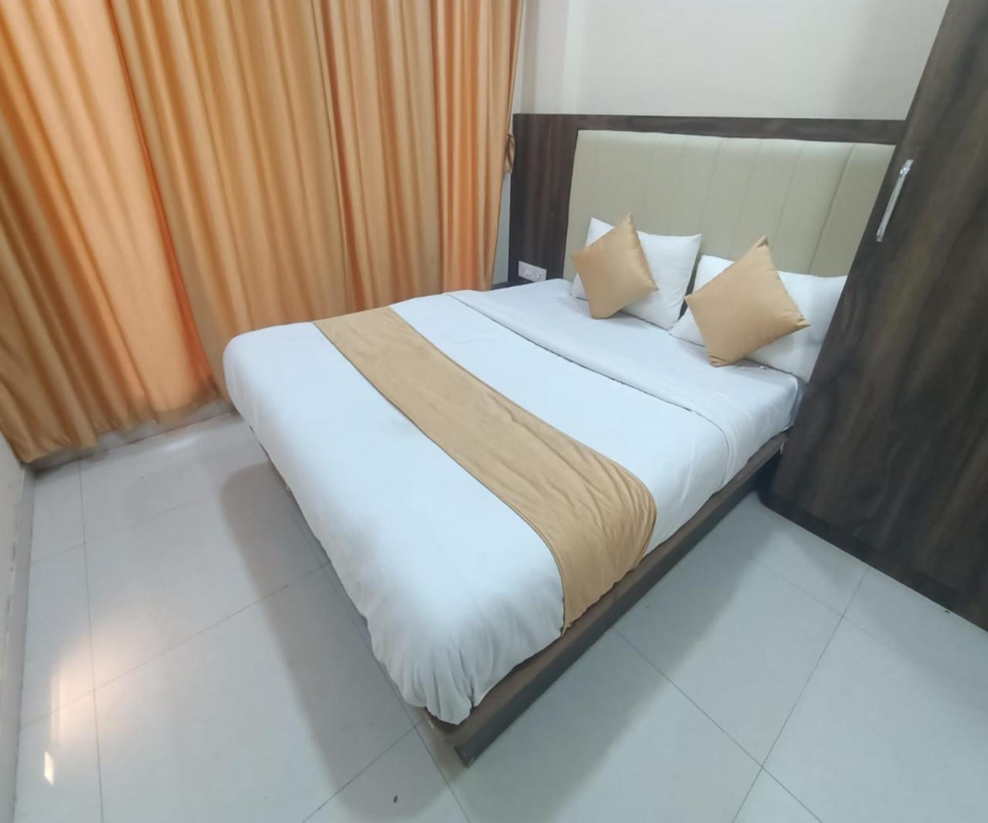 Hotel Om Sai نافي مومباي المظهر الخارجي الصورة