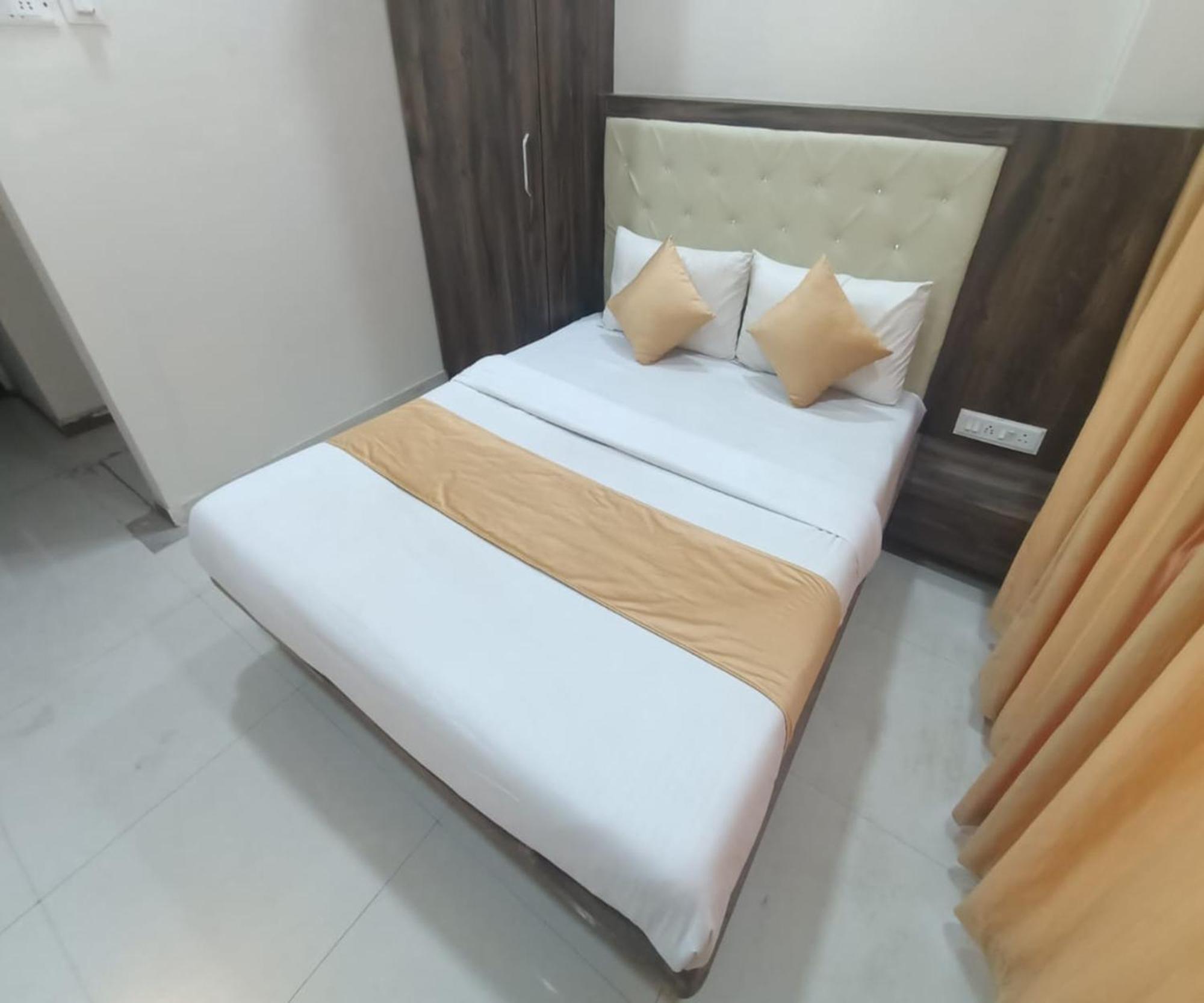 Hotel Om Sai نافي مومباي المظهر الخارجي الصورة