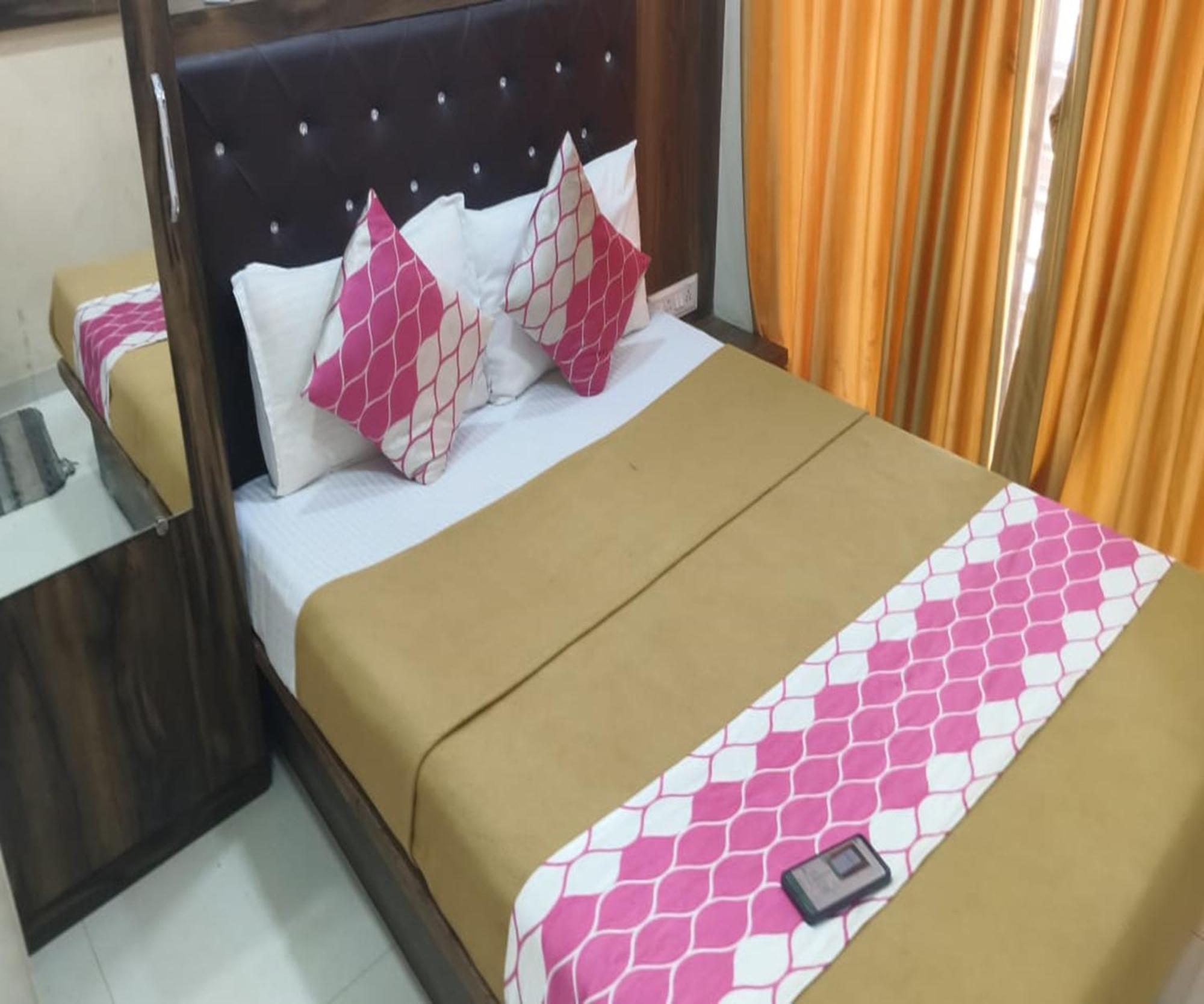 Hotel Om Sai نافي مومباي المظهر الخارجي الصورة