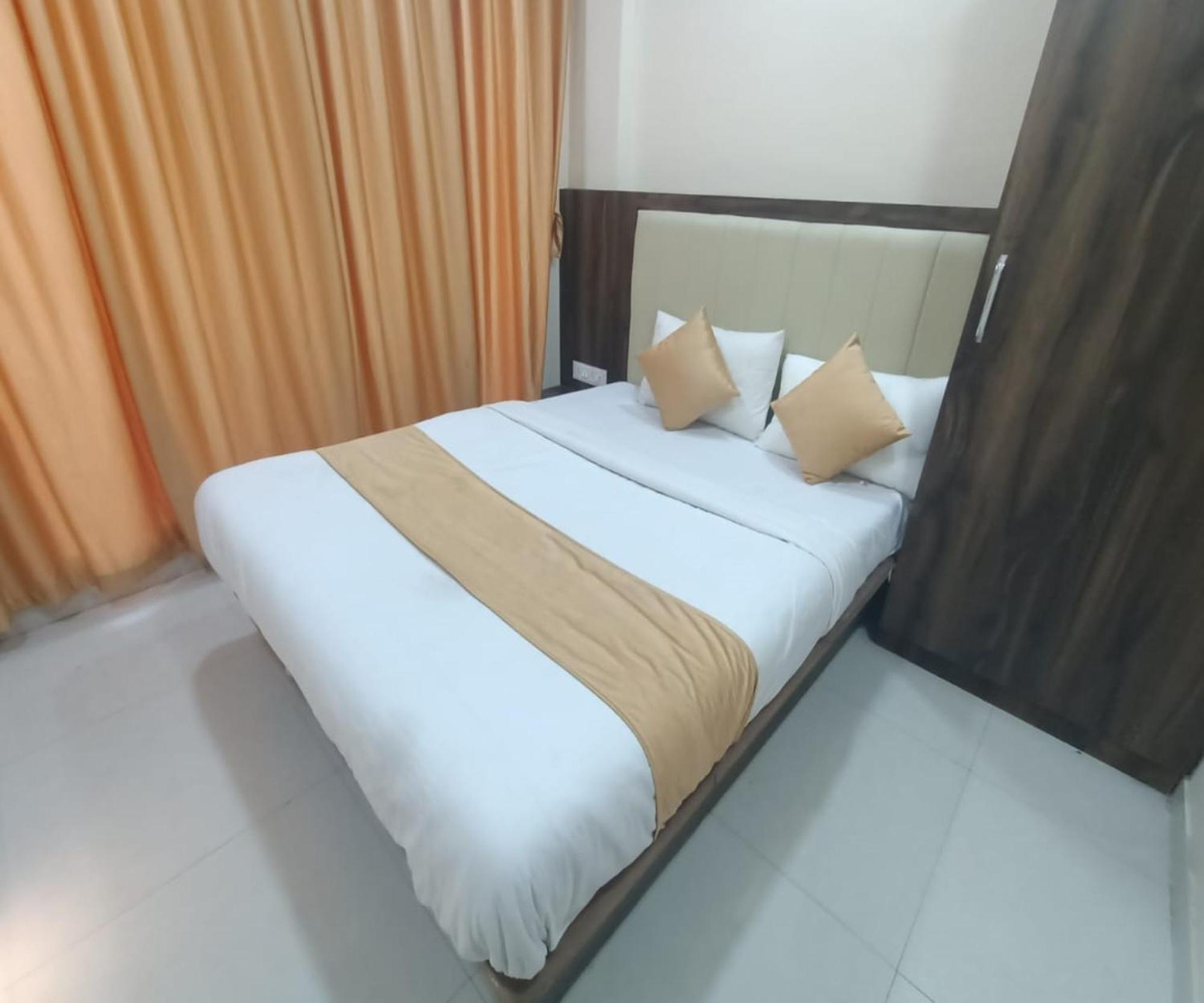 Hotel Om Sai نافي مومباي المظهر الخارجي الصورة