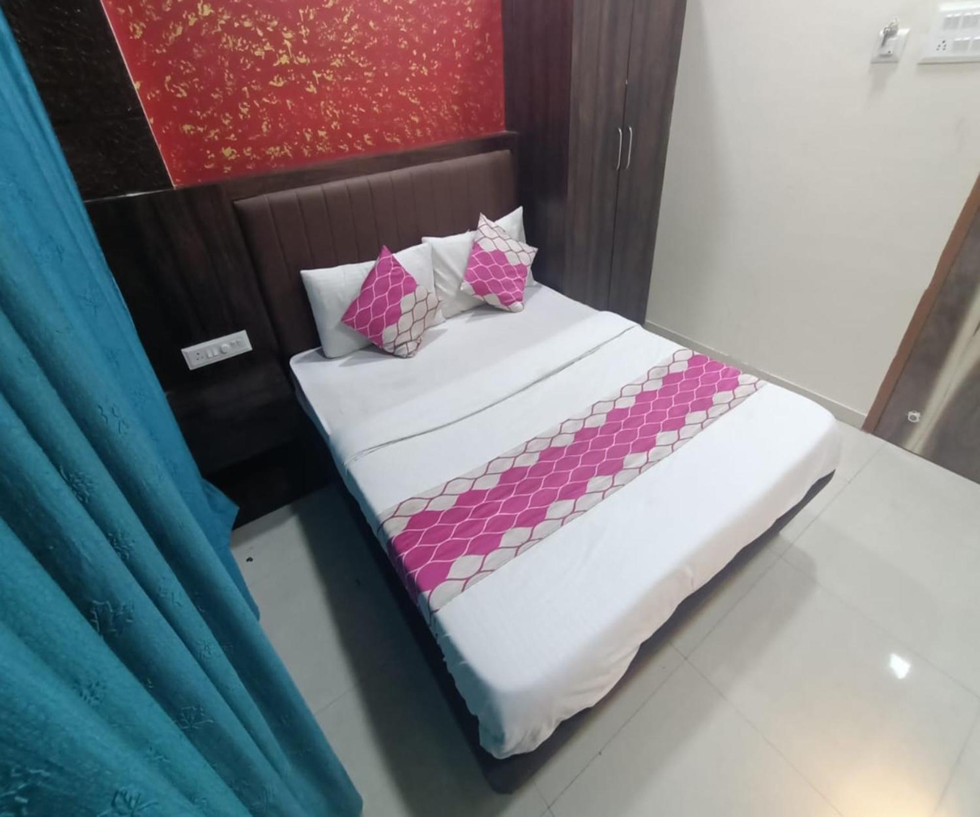 Hotel Om Sai نافي مومباي المظهر الخارجي الصورة