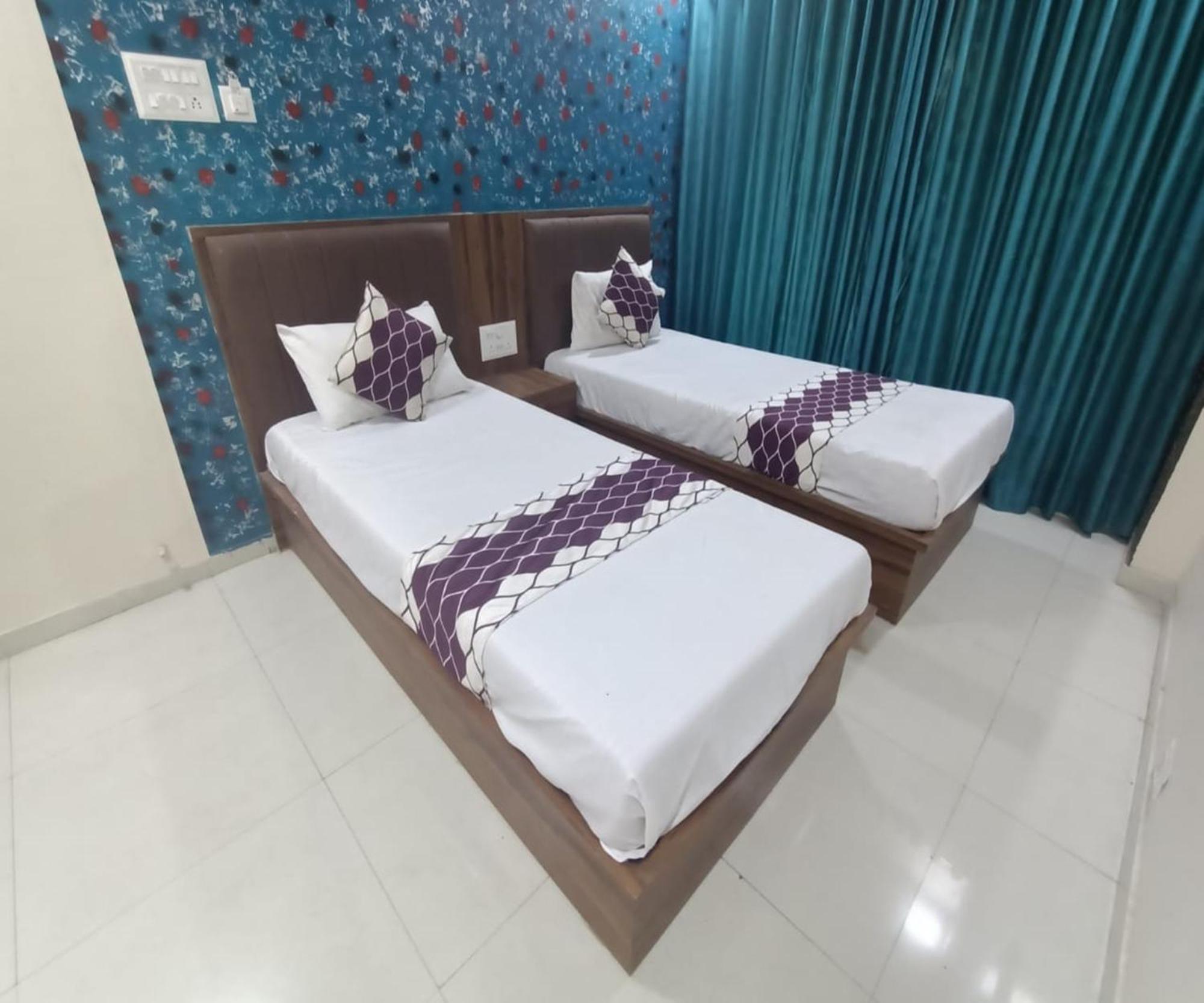 Hotel Om Sai نافي مومباي المظهر الخارجي الصورة