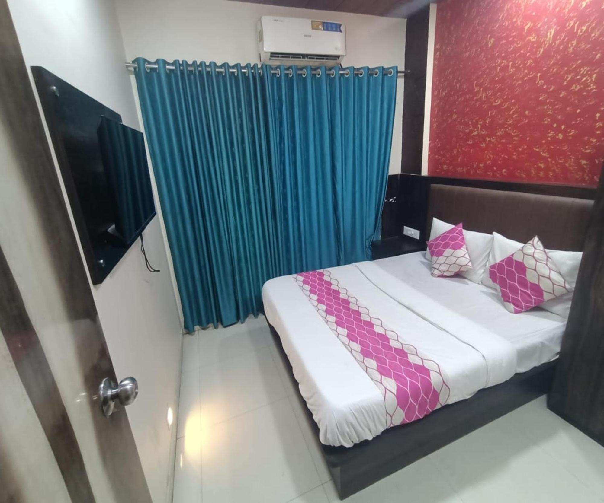 Hotel Om Sai نافي مومباي المظهر الخارجي الصورة