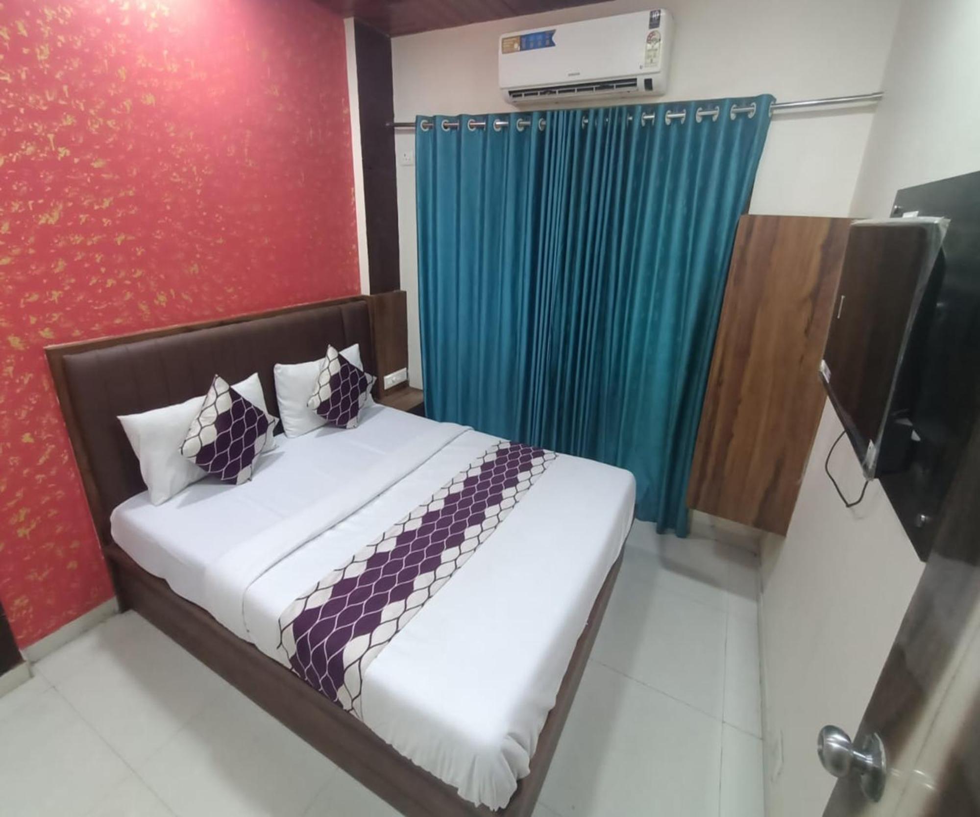 Hotel Om Sai نافي مومباي المظهر الخارجي الصورة