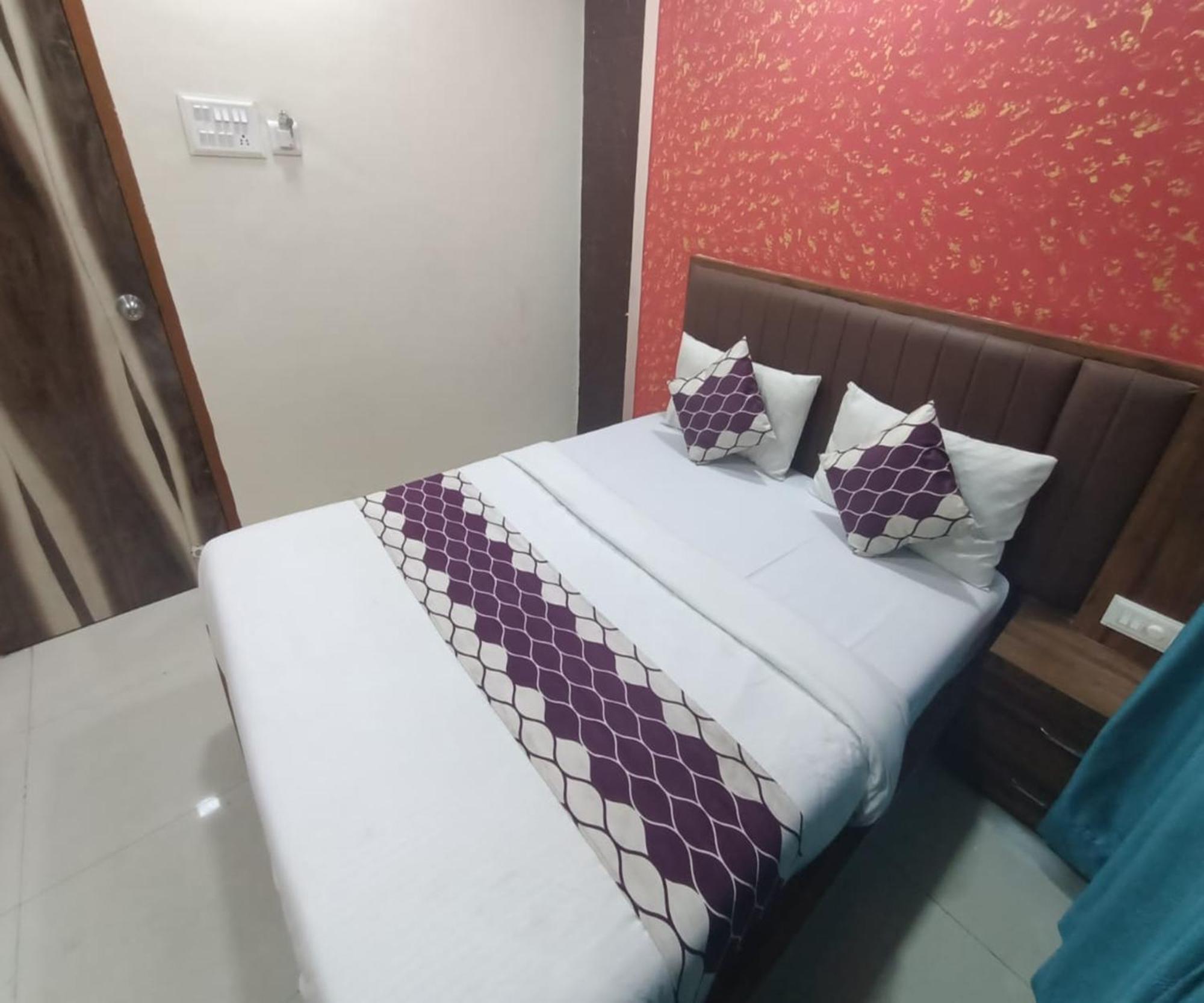 Hotel Om Sai نافي مومباي المظهر الخارجي الصورة